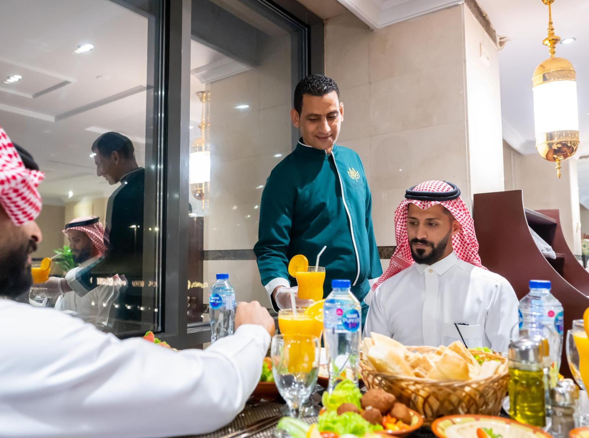 Shaza Regency Plaza Al Madinah Medina Exterior foto A waiter serving guests at a restaurant in Riyadh, Saudi Arabia